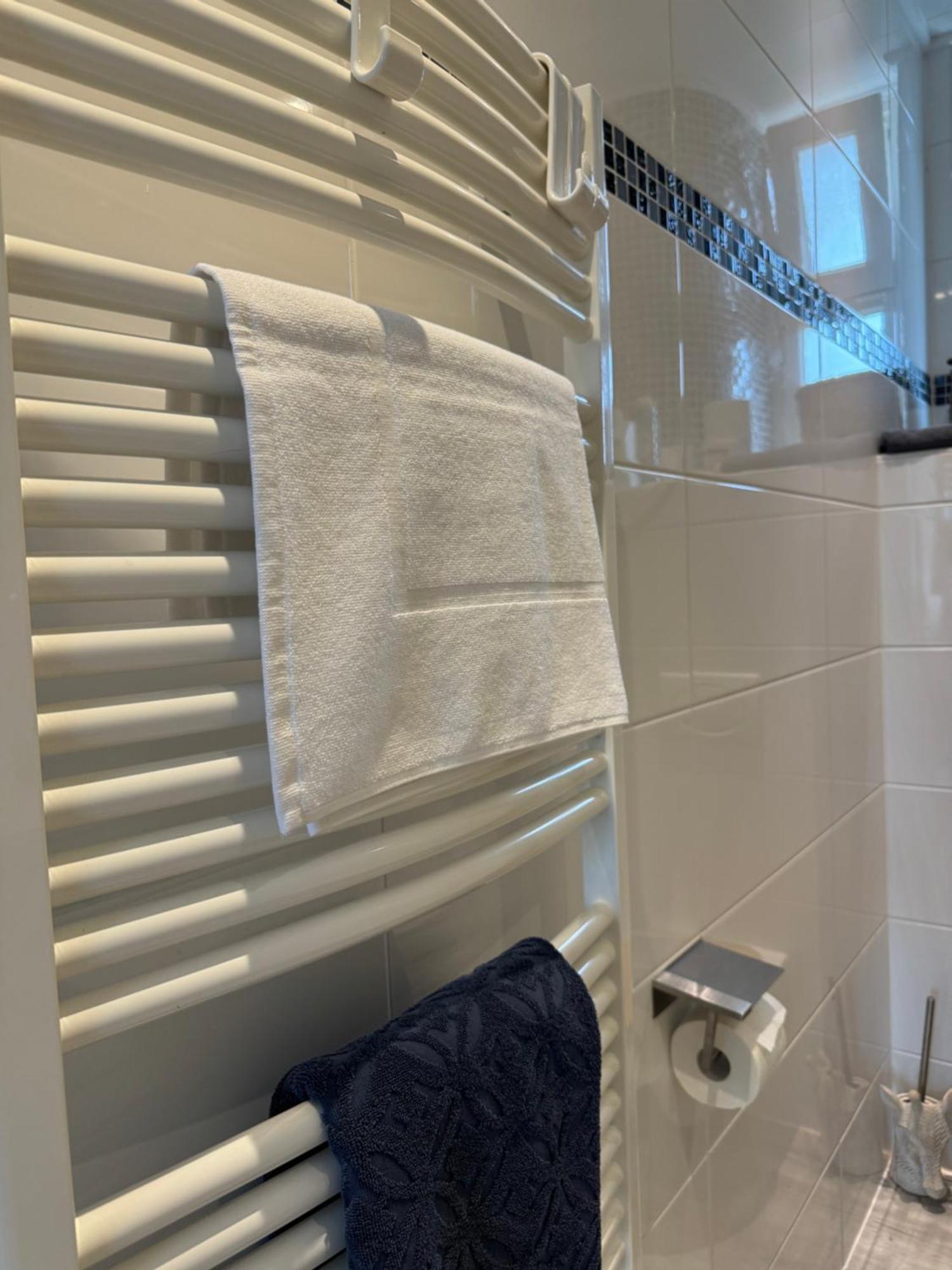 Moderne 4 Zimmer Apartment Mit Bergblick Stadtzentrum Contactless Check-In Gehrden  エクステリア 写真
